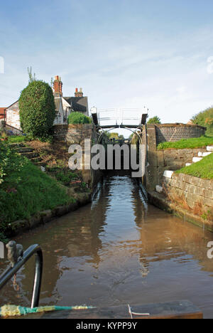 Verlassen Wardle Sperren 12.10.17. Die Aussicht von der hinteren Terrasse aus schmalen Boot Emma Maye als das Boot fährt Wardle Canal Lock in Middlewich. Stockfoto