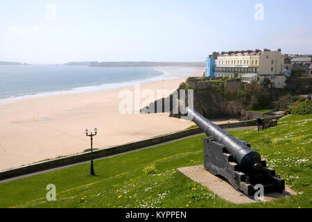 Aussicht auf South Beach von Castle Hill in der Frühlingssonne, Tenby, Pembrokeshire, Wales, Großbritannien Stockfoto