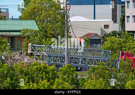 Gosford, Australien - 16 November. 2017: Montage eines Turmdrehkrans auf einem Gebäude Baustelle in Beane St. Gosford, New South Wales, Australien. Stockfoto