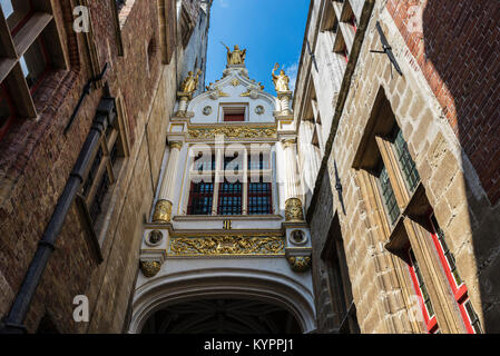 Zurück Fassade der Alten Standesamt (Fietskoetsen) der Renaissance in der Burgplatz in der mittelalterlichen Stadt Brügge, Belgien. Stockfoto