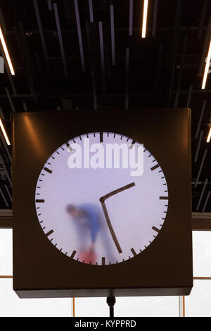 Der Flughafen Schiphol Schiphol Real Time Clock, von Maarten Baas, eine Kunst, die Uhr im Terminal, Flughafen Amsterdam Schiphol, Niederlande, Europa Stockfoto