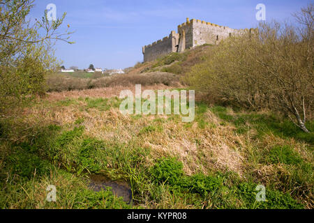 Manorbier Castle in der Frühlingssonne, Manorbier, Pembrokeshire, Wales, Großbritannien Stockfoto