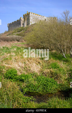 Manorbier Castle in der Frühlingssonne, Manorbier, Pembrokeshire, Wales, Großbritannien Stockfoto