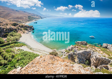 Preveli Beach in Kreta, Griechenland. Es gibt einen Palmenwald und einem Fluss im Inneren der Schlucht in der Nähe dieses Strandes. Stockfoto