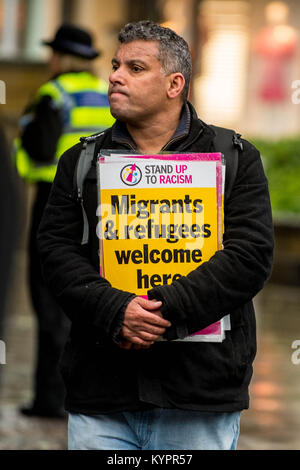 Montag, 05 Juni 2017 dargestellt: ein Mann hält ein Schild mit der Aufschrift "Migranten und Flüchtlinge hier Willkommen" Re: eine Mahnwache in Swansea City Center statt, die Opfer der jüngsten Terroranschlag in London zu erinnern. Stand bis zu Rassismus Swansea haben die Veranstaltung neben Swansea Koalition gegen Krieg und Swansea PeopleÕs Versammlung organisiert. Stockfoto