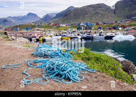 Kleine Inuit Fischerboote und das Seil im Qajaq Hafen an der Küste im Sommer. Narsaq, Kujalleq, Südgrönland Stockfoto