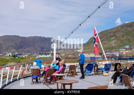 Die Passagiere genießen die Sonne auf der Sonnenterrasse von Hurtigruten MS Fram Explorer Cruise Ship Segeln aus Narsaq, Kujalleq, Südgrönland Stockfoto