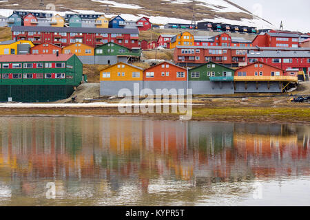 Bunte Wohnhäusern im Wasser im Bergbau Stadt Longyearbyen, Spitzbergen, Svalbard, Norwegen, Skandinavien wider Stockfoto