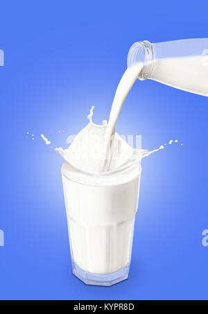 Milch spritzen. Glas Milch. Milch aus der Flasche in das Glas auf blauem Hintergrund zu gießen. Gießen Milch Stockfoto