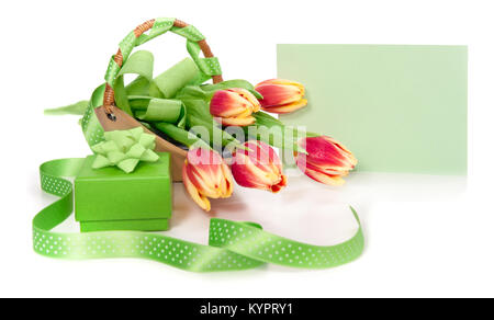 Leeren Briefumschlag, Bündel von Tulpen und Geschenkbox auf weißem Hintergrund, auf dem Umschlag Fokus Stockfoto