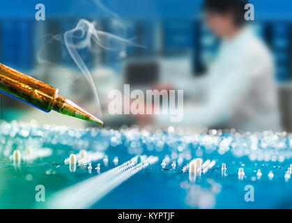 Nahaufnahme auf einem heißen Lötkolben im Service Center, flacher, DOW, technischer Hintergrund Stockfoto