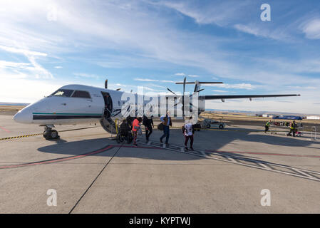 Die Passagiere aussteigen aus einem Alaska/Horizon Airlines Flug auf der Nez Perce County Airport in Lewiston, Idaho. Stockfoto