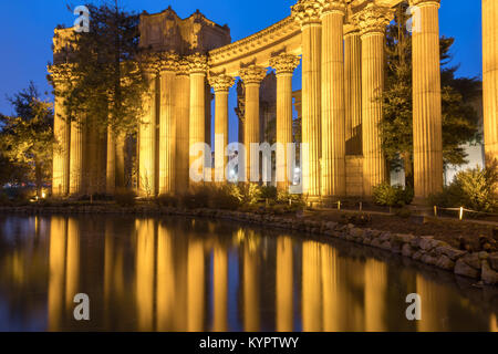 Der Palast Kolonnade Reflexionen. Stockfoto