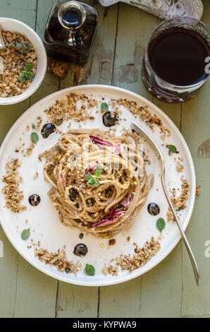 Ganze Spaghetti mit Walnuß und Radicchio pesto mit Majoran duftende Semmelbrösel Stockfoto