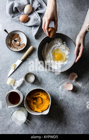 Eine Frau backen in einer Küche, Eier und Mehl mischen Stockfoto