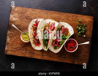 Gegrilltes Rindfleisch Steak Fajitas taco Tortillas mit Salsa und Paprika Stockfoto