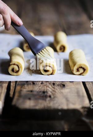 Raw Zimtschnecken auf holztisch vor dem Backen Stockfoto