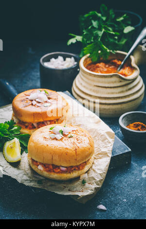 Würzige Pav Bhaji Masala gefüllt zwischen der Gebutterte Schieberegler Brötchen. Stockfoto