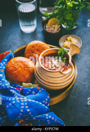 Würzige Pav Bhaji Masala gefüllt zwischen der Gebutterte Schieberegler Brötchen. Stockfoto