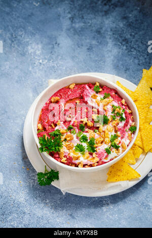 Rote Beete Hummus serviert mit Tortilla Chips Stockfoto