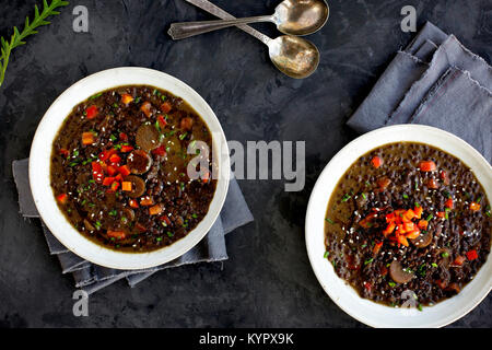 Schwarze Linsen Sesam Kokos Suppe. Auf einem Schwarz/Dunkelgrau Hintergrund fotografiert. Stockfoto