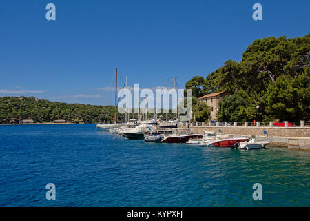 Marina mit kleinen Segelbooten und Yachten in Mali Lošinj, Kroatien an einem sonnigen Tag mit blauen Himmel Stockfoto