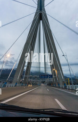 Fahrt durch die Rio Antirio Schrägseilbrücke in Achaia Griechenland. Es ist der weltweit längste Schrägseilbrücke Stockfoto