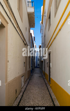 Engen gepflasterten Gasse in Nazare Portugal. Stockfoto