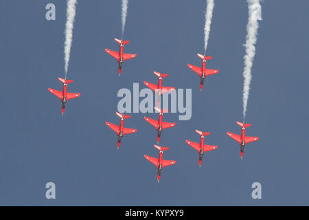 Während einer Praxis-Display über RAF Coningsby, der Royal Air Force Display Team, den roten Pfeilen getroffen werden mit einem vollen Bildung von 9 Falken gesehen. Stockfoto