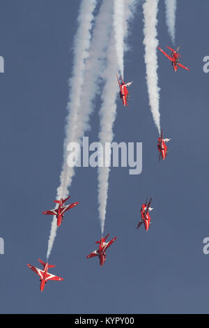 Die Royal Air Force Aerobatic Team, die roten Pfeile mit Eine letzte Pause während einer Praxis-Display über RAF Coningsby in Lincolnshire. Stockfoto