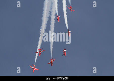 Die Royal Air Force Aerobatic Team, die roten Pfeile mit Eine letzte Pause während einer Praxis-Display über RAF Coningsby in Lincolnshire. Stockfoto