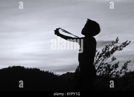 Junge Landarbeiter mit sling shot - in Me Cang Chai Berge, Yen Bai Provinz, im nordwestlichen Teil von Vietnam. Stockfoto