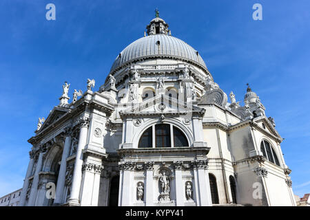 Die Santa Maria della Salute im Sommer. Neben dem Grand Canal in Dorsoduro, Venedig, Italien. Stockfoto