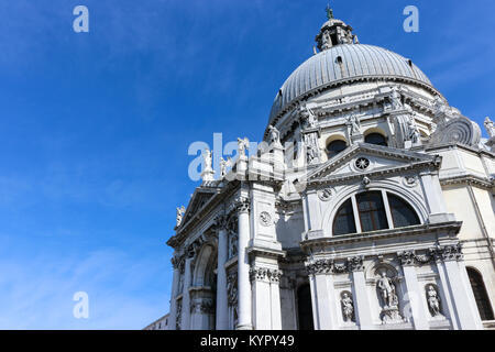 Die Santa Maria della Salute im Sommer. Neben dem Grand Canal in Dorsoduro, Venedig, Italien. Stockfoto