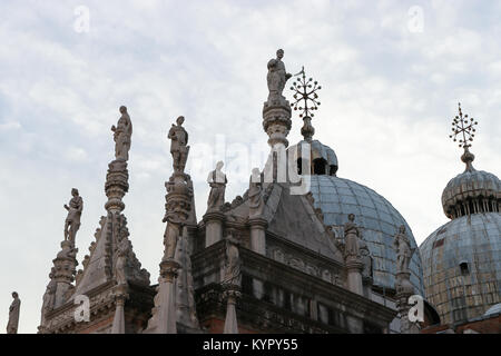 Kuppeln auf dem Dach der Basilika di San Marco (Markusdom). In Piazza San Marco (Markusplatz), San Marco, Venedig, Italien. Stockfoto