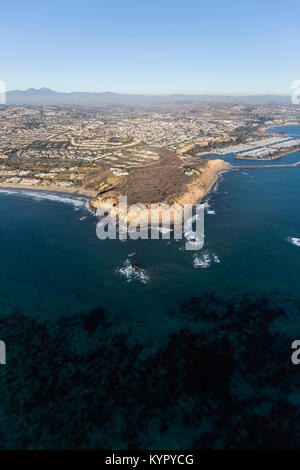 Luftaufnahme von Seetang gefüllt Pazifischen Ozean Wasser und Dana Point in Orange County, Kalifornien. Stockfoto