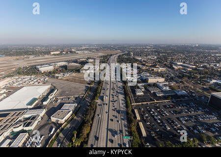 Luftaufnahme des San Diego 405 Freeway in Long Beach, Kalifornien. Stockfoto