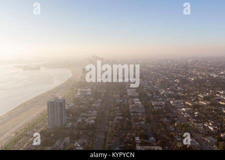 Luftbild des Pazifischen Ozeans Nebel in Downtown Long Beach, Kalifornien. Stockfoto