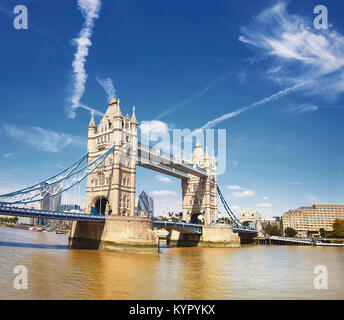 Die Tower Bridge auf einem hellen, sonnigen Tag in London, England, UK. Panoramablick auf das Bild. Stockfoto