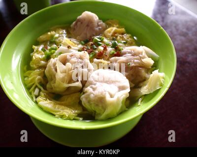 Foto aus einer Schüssel mutwillige Nudelsuppe Stockfoto