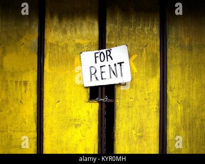 Foto eines Zu Vermieten Schild an der Tür einer Duschkabine Stockfoto