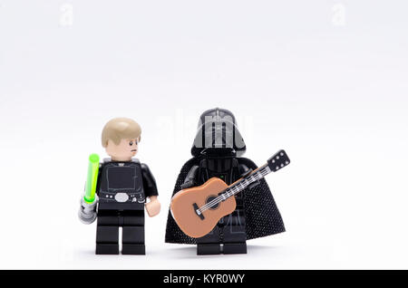 Lego Luke Skywalker und Darth Vader, eine Gitarre. auf weißem Hintergrund. Stockfoto