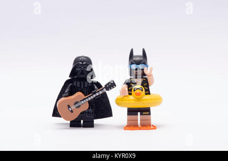 Lego Batman Urlaub mit Darth Vader Holding eine Gitarre auf weißem Hintergrund. Stockfoto