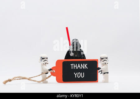 Darth Vader mit Storm Trooper holding Holz- Tag geschrieben Wort Danke. auf weißem Hintergrund. Stockfoto