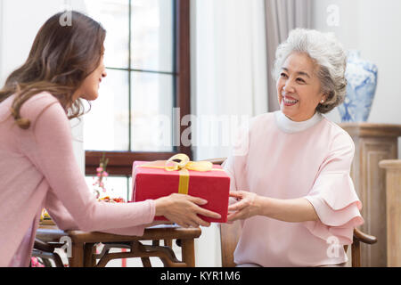 Tochter geben Geschenk zu ihrer Mutter während des chinesischen neuen Jahres Stockfoto