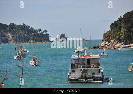 Strand und Schiffe an Anchorage Bay, Abel Tasman National Park, Neuseeland Stockfoto