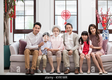 Glückliche Familie feiert Chinesisches Neujahr Stockfoto