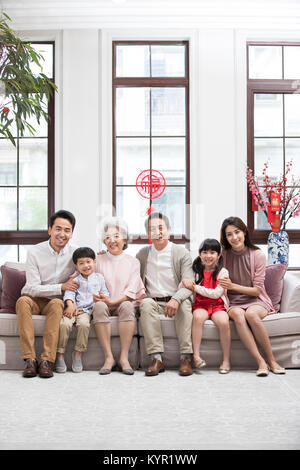 Glückliche Familie feiert Chinesisches Neujahr Stockfoto