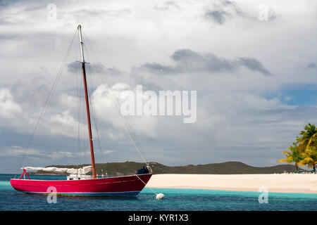 Rote Segelboot aus günstig von Palm Island, St. Vincent und die Grenadinen, Kleine Antillen, Karibik Stockfoto