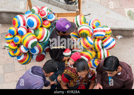 SAN JUAN OSTUNCALCO, GUATEMALA - Juni 24: Bunte Kugeln von einem unbekannten Anbieter durchgeführt durch Massen an der San Juan Ostuncalco Messe zu Ehren des Stockfoto